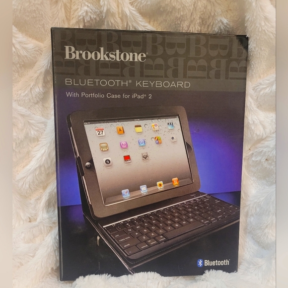 BROOKSTONE Bluetooth Key board with Protfolio case for iPAD 2 - Picture 1 of 6